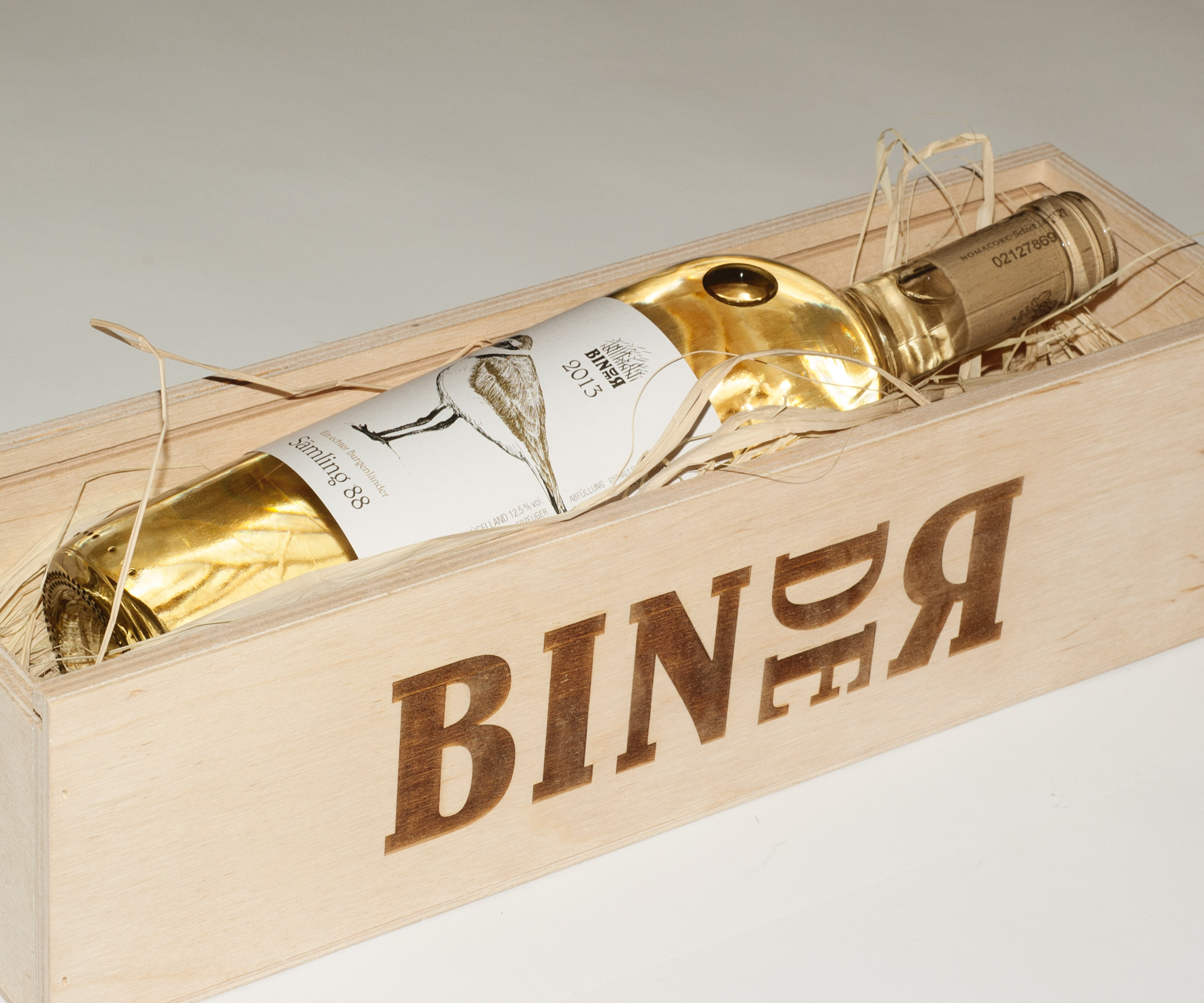 Binder whitewine in wooden box